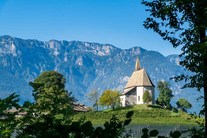 Malerisch ist es das schmucke Kirchlein St. Daniel am Kiechlberg