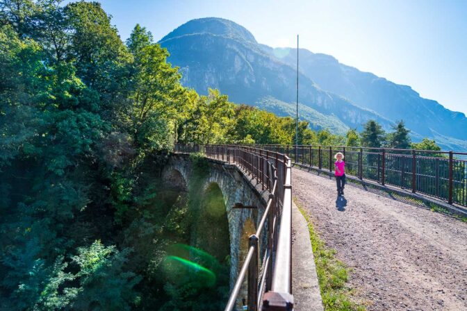 Auf dem Viadukt der Fleimstaler Bahntrasse