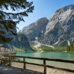 Pragser Wildsee mit Seekofel und Tickethäuschen. Ticketverkauf Bootsverleih Pragser Wildsee