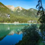 Hotel „Pragser Wildsee“ vom Seewanderweg aus