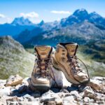 Bergschuhe mit den Pragser Dolomiten im Hintergrund