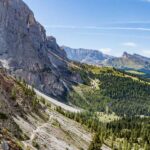 Westflanke des Langkofels mit Blick zur Seiser Alm mit dem Schlern