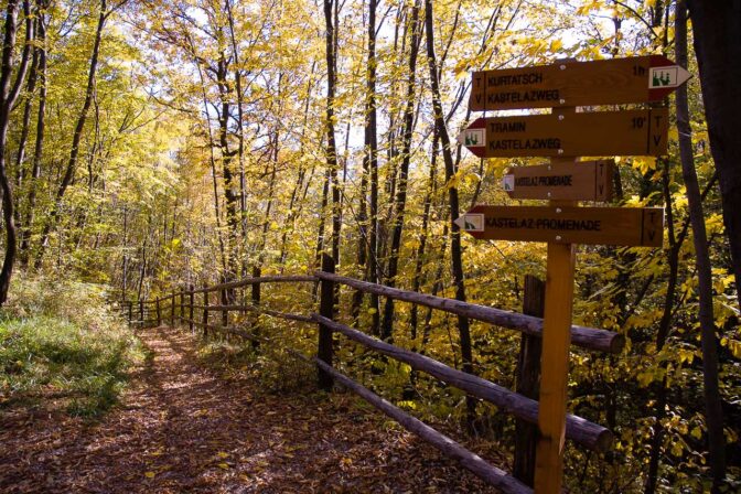 Hier geht es direkt die Kastelaz-Promenade hinunter. Wer hier nicht abbiegt, kann die 50 Meter bis zur Rutsche weitergehen und dort ebenfalls abbiegen.