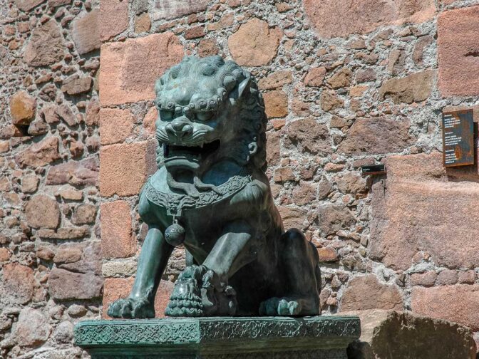 Löwe vor Schloss Sigmundskron (Messner Mountain Museum)