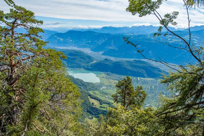 Blick hinunter auf die Traminer Fraktion Söll und dem Kalterer See