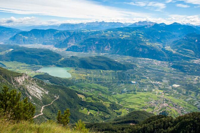 Diesen Ausblick auf Tramin und den Kalterer See gilt es zu erobern.