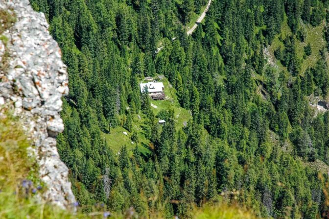 Blick vom Roen hinunter auf die Überetscher Hütte