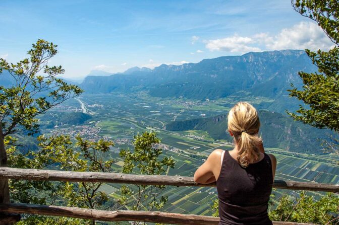 Blick von der Rotwand bei Aldein ins Südtiroler Unterland Richtung Salurner Klause