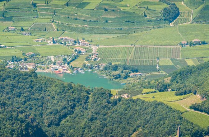 Wir sind hoch genug, um den Kalterer See hinter dem Mitterberg zu sehen.