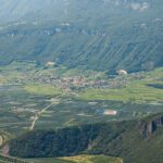 Blick hinüber nach Tramin an der Weinstraße