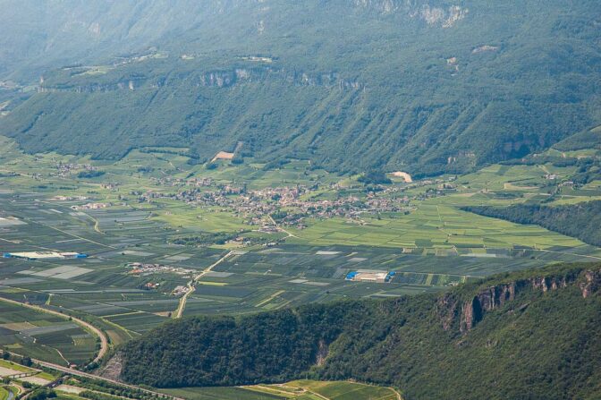 Blick hinüber nach Tramin an der Weinstraße