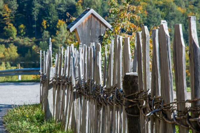 Auf den Weg nach Oberglaning. Ein Holzzaun mit Knüttelholz gebunden.