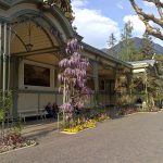 Die Winterseite der Passerpromenade in Meran mit der Wandelhalle