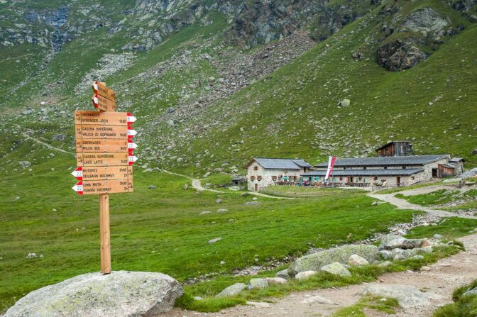 Die Oberkaser Alm. Sie befindet sich wenige Meter neben dem Spronser See: Kaserlake Wegweiser