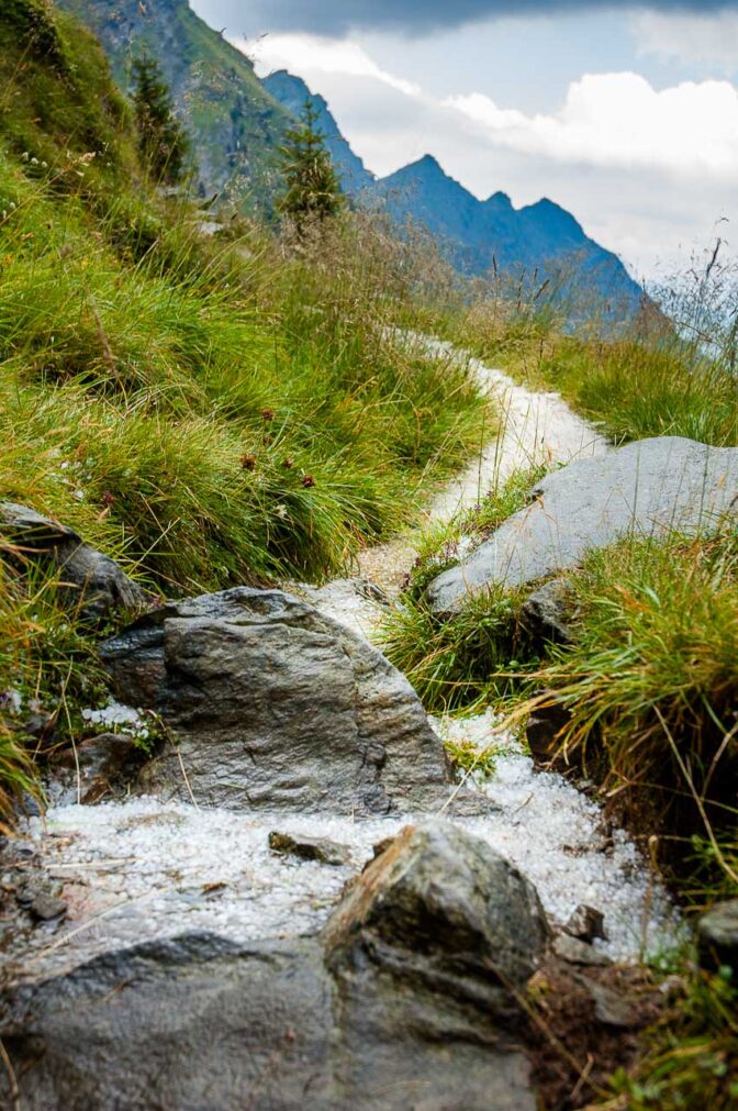 Vom Hochgangschartl hinunter zum Hochganghaus werden wir von Hagel beglückt