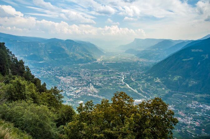 Vom luftigen Meraner Höhenweg fällt der Blick immer wieder auf die Kurstadt. Heute zwar mit durchwachsenem Wetter, aber trotzdem schön.