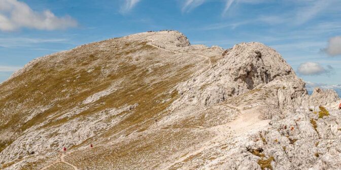 Blick zum Kleinen Peitler, der problemlos erreichbaren niedrigeren Zweitspitze des Peitlerkofel