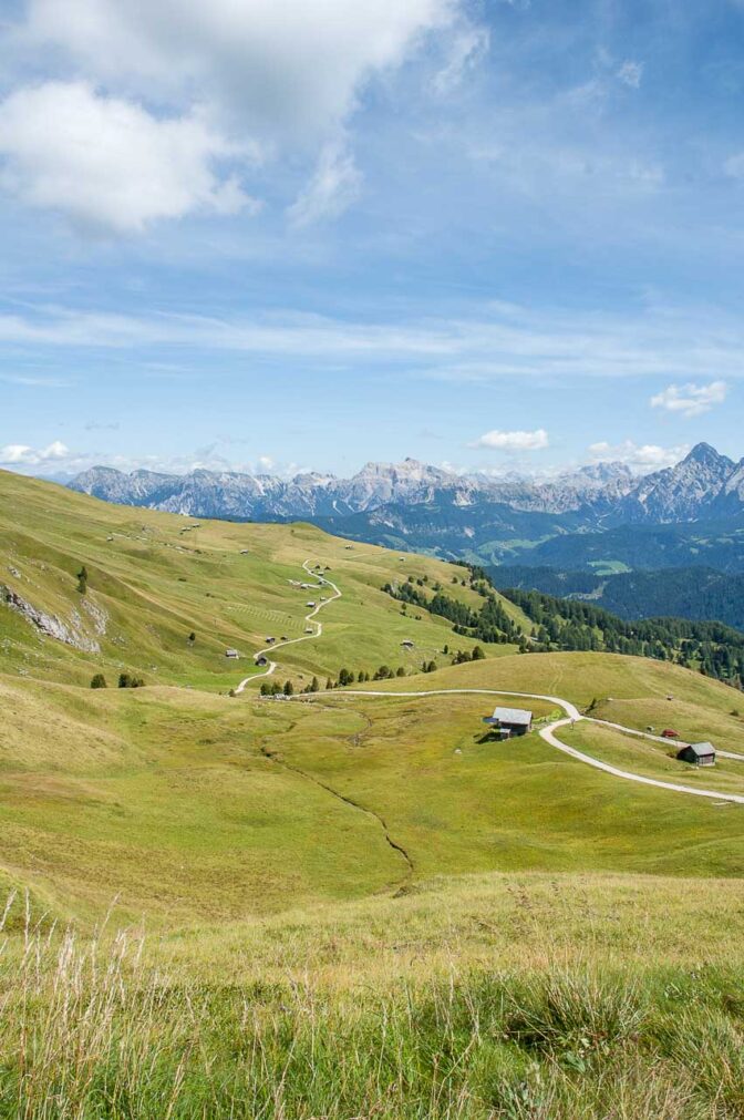 Die Peitlerwiesen mit Blick auf Peitlerkofel und Heiligkreuzkofelgruppe