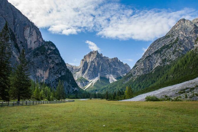 Beginn unserer heutigen Südtirol-Wanderung bei der Wiese vor der Dreischusterhütte.