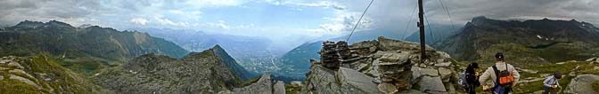 Auf der Spronser Rötelspitze: im Süden Meran im Norden die Spronser Seen