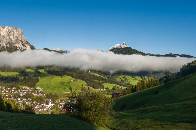 Wunderschönes Gadertal mit der Ortschaft Abtei (ladinisch und italienisch Badia) und dem Peitlerkofel im Hintergrund.