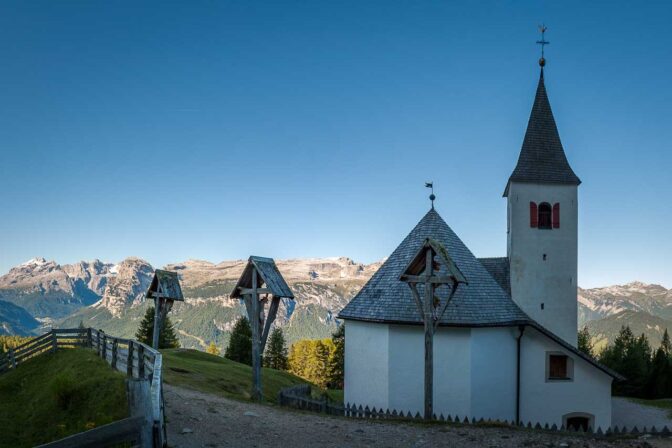 Die Wallfahrtskirche Heilig Kreuz mit den Drei Kreuzen