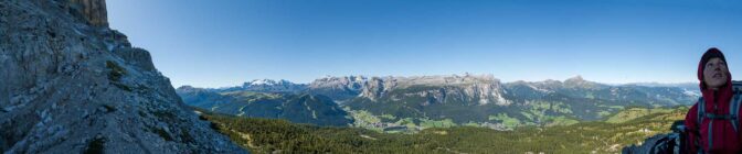 Unten das traumhafte Gadertal, aber der Blick geht skeptisch nach oben in die mächtige Wand des Heiligkreuzkofels.