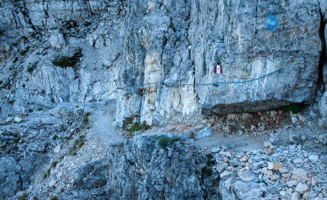 Abgesehen vom Klettersteig sind auch einige andere Abschnitte mit einem Drahtseil gesichert