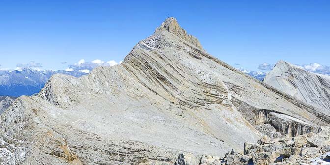 Extremzoom: Zehner (3.026 m Seehöhe) und Nachbarberge der Fanesgruppe