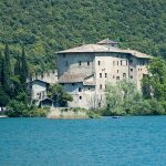 Schloss Toblino auf einer Landzunge im Toblino See