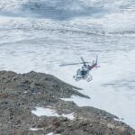 Hubschrauber über einem Schneefeld