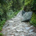 Mit Natursteinen gepflasterter Wanderweg