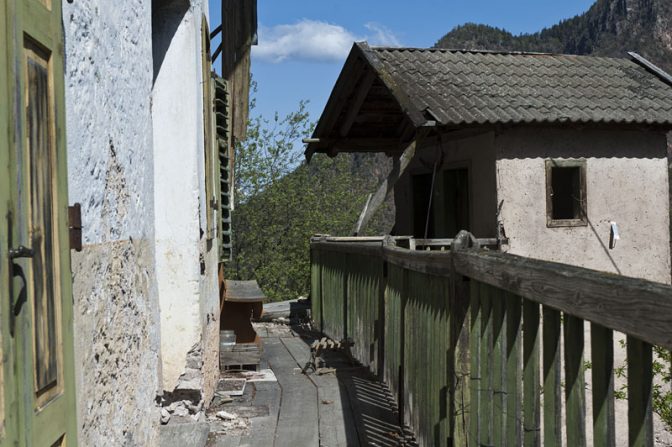 Das Gasthaus bei Halbweg schaut irgendwie verlassen aus.