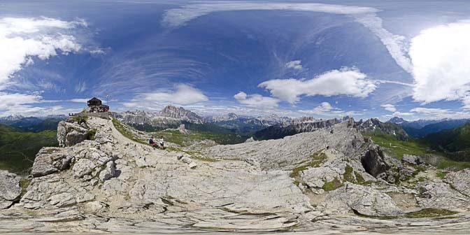 Auf dem Monte Nuvolau haben wir einen herrlichen Rundumblick. Die 5 Torri und Tofane im Norden, die Civetta und Marmolata im Süden sind nur einige wenge der bekannten Dolomiten Berge dieser Gegend.