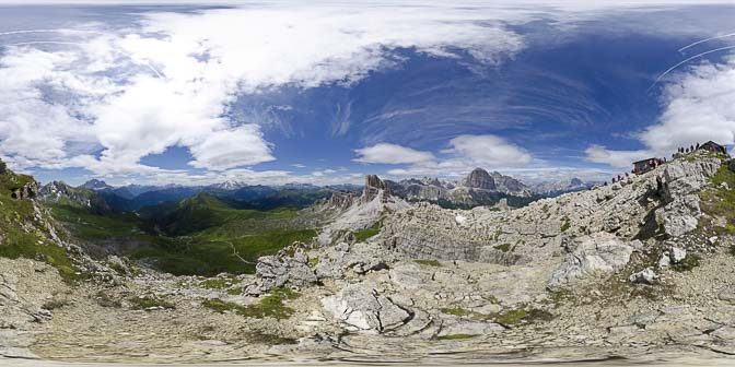 Vor der Schutzhütte Nuvolau auf dem Monte Nuvolau