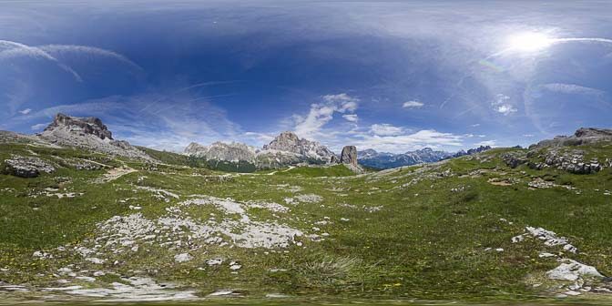 Vor den Cinque Torri (Fünf Türme) in den Ampezzaner Dolomiten