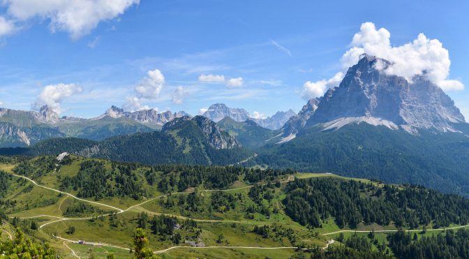 Wanderung am Fuße der Civetta mit Blick zum Pelmo