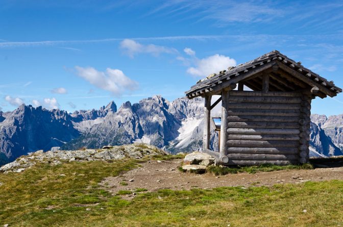 Unterstand mit Panoramakarte. Blick auf die Sextner Dolomiten