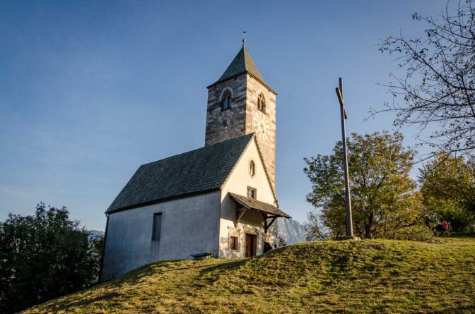 Das Kirchlein St. Verena am Keschtnweg liegt ziemlich allein auf weiter Flur.