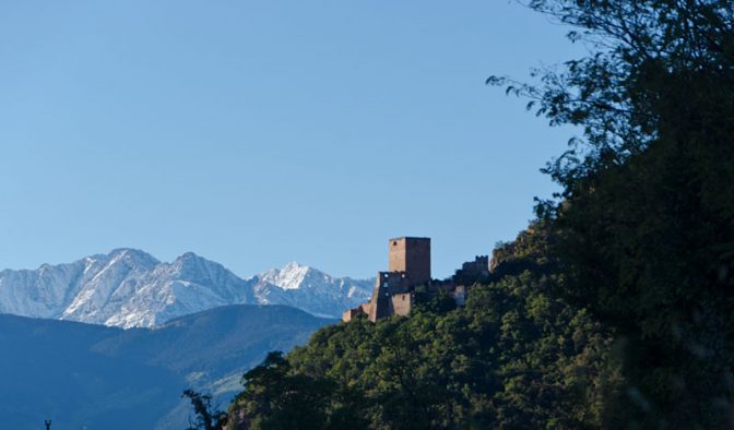 Burg Neuhaus / Maultasch über Terlan; dahinter die weißen Bergspitzen der Texelgruppe hoch über Meran.