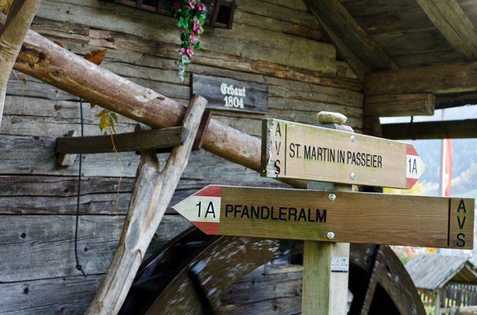 Ein kurzes Stück folgen wir dem Wandersteig zur Pfandleralm.