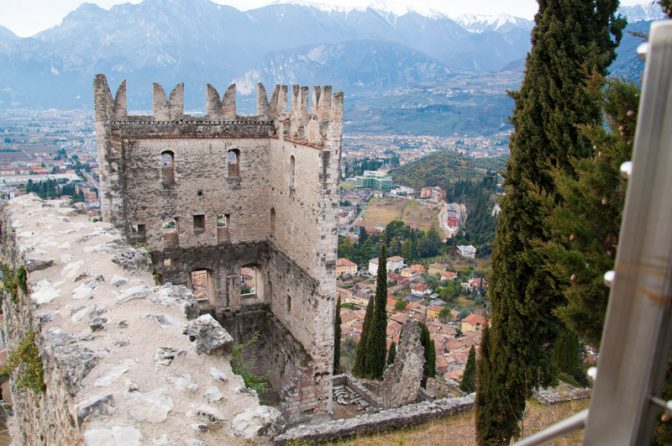 Blick auf Hauptturm und Arco