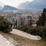 Blick auf Arco und den Gardasee vom Rundweg durch die Burganlage