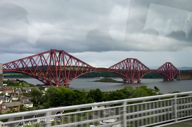 Diese tolle Eisenbahnbrücke ist die Forth Bridge. Sie verbindet über den Firth of Fort (Mündung des Flusses Forth) Edinburgh mit der Halbinsel Fife und somit die schottischen Lowlands mit den Highlands.