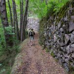 Wanderweg E5 mit Steinmauer