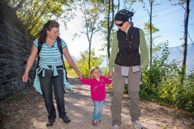 Die ehemalige Bahntrasse Fleimstalbahn ist ideal für einen Familienspaziergang