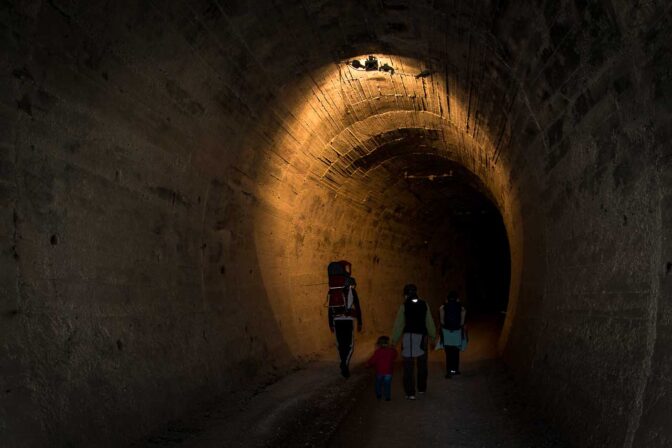 Beleuchteter Tunnel am Spazier- und Mountainbikeweg Bahntrasse Fleimstalbahn