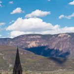 Panoramabild im Frühling: Tramin/Südtirol