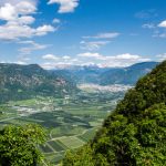 Blick von Perdonig nach Bozen mit Schlern und Rosengarten