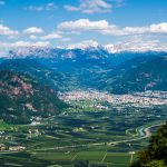 Blick von Perdonig nach Bozen mit Schlern und Rosengarten